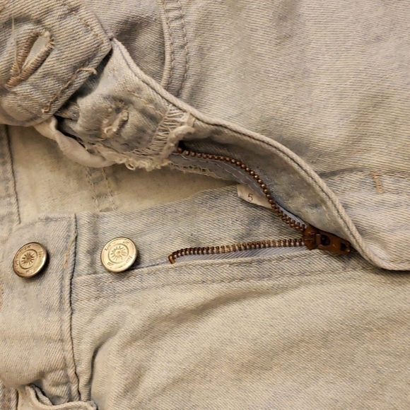VINTAGE Lee Ribcage High Waist Denim Shorts 23" Waist Light Wash 10" inseam - Picture 8 of 15